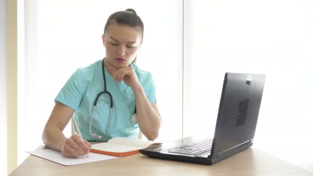 Medico online. Medico femminile consulta a distanza un paziente — Video Stock