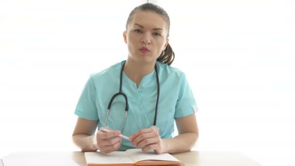 Medico online. Giovane medico femminile consiglia . — Video Stock