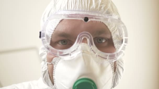 Προσωπογραφία γιατρού με προστατευτικά ρούχα. Κουνάει το κεφάλι του. Κλείσιμο. — Αρχείο Βίντεο