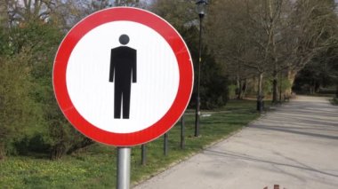 Karantina sırasında çöl parkı. Yürüyüş yasağı. Coronovirüs salgını.