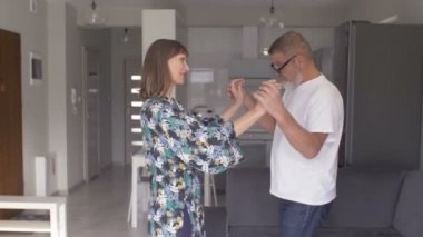 Mutfakta dans eden mutlu son sınıf çifti. Güzel, orta yaşlı, romantik büyük anne ve büyük baba evde birlikte eğleniyorlar. Evlilik yıldönümlerini kutluyorlar.