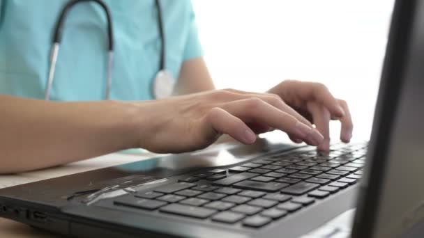 Dizüstü bilgisayarla çalışan bir kadın doktorun elleri.. — Stok video