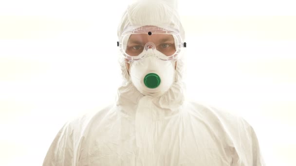 Man in a protective suit holds the sign STAY AT HOME. Epidemic, pandemic of coronavirus covid 19. — Stock Video