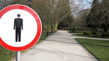 Karantina sırasında çöl parkı. Yürüyüş yasağı. Coronovirüs salgını.