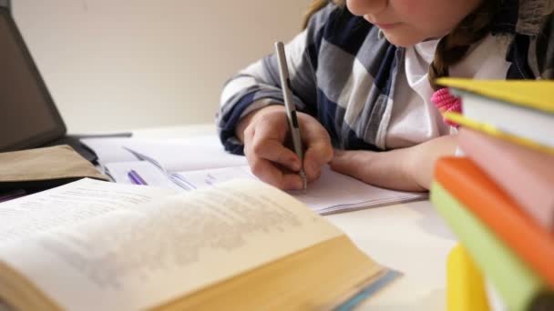 자기 학습 활동. 여자 애가 숙제를 하고 있어. 클로즈업. — 비디오