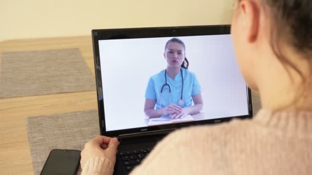 Jeune femme ayant une consultation en ligne avec son médecin . — Video