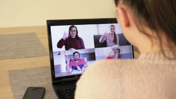 Conferência online. Pessoas na tela de um computador estão conversando com um colega . — Vídeo de Stock