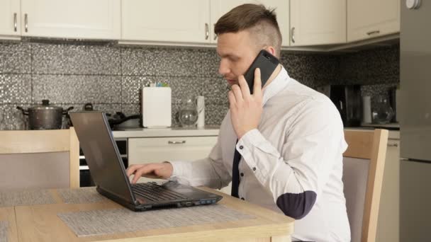 Bureau à domicile. Un jeune homme travaille à la maison. La petite fille veut jouer avec papa et l'empêche de travailler . — Video