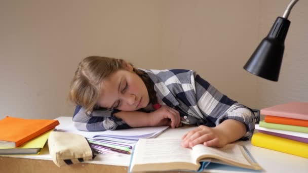 La chica se quedó dormida haciendo la tarea. Aprendizaje a distancia durante cuarentena — Vídeos de Stock