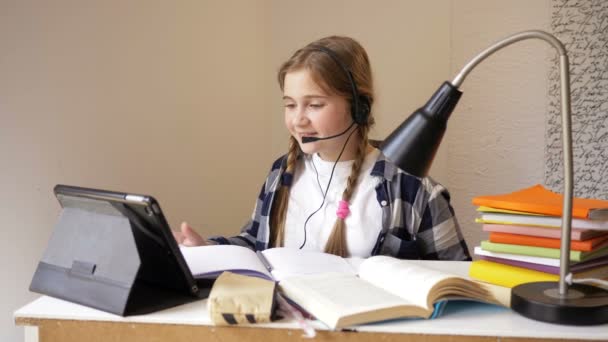 Chica se comunica con el profesor a través de Internet. Educación en línea durante la cuarentena . — Vídeos de Stock