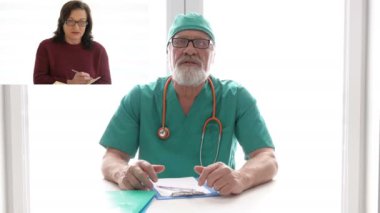 Çevrimiçi tıbbi danışmanlık. Kadın hasta doktoruyla çevrimiçi danışmanlık yapıyor..