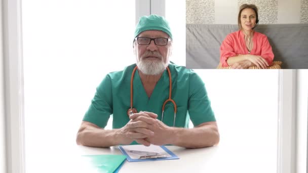 Онлайн медицина. Пожилой врач дает рекомендации молодому пациенту . — стоковое видео