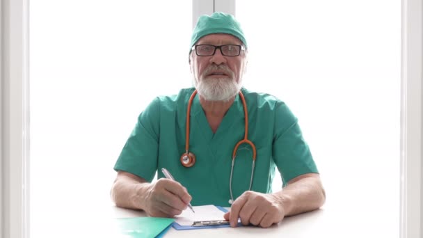 Internetdokter. Senior mannelijke arts adviseert. — Stockvideo