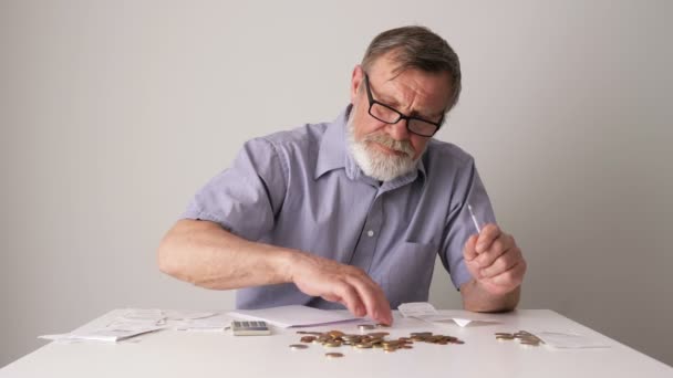 Un uomo anziano considera i suoi risparmi. Il concetto di povertà, basso livello di protezione sociale . — Video Stock