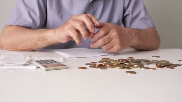 Ruce starého muže počítají finance na domácí kalkulačce, detailní záběr. Pandemický Covid19. Hospodářská krize. — Stock video