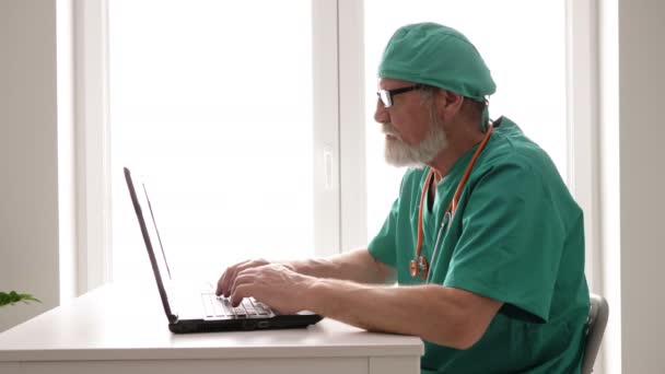 Medico anziano che utilizza il computer sul lavoro . — Video Stock