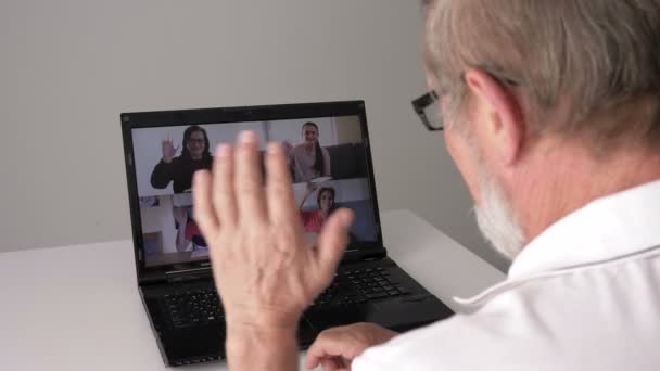 Empresário trabalhando em casa tendo grupo online. Videoconferência sobre laptop . — Vídeo de Stock