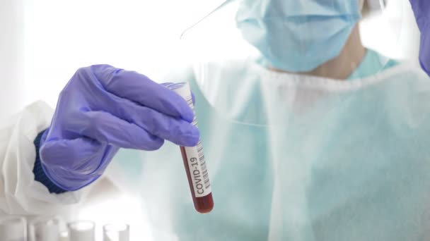 实验室助理手上有验血样本，以诊断是否感染了头孢病毒。四.后续行动. — 图库视频影像