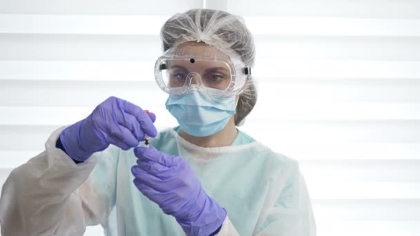 Portrait of a nurse preparing for vaccination. — Stock Video