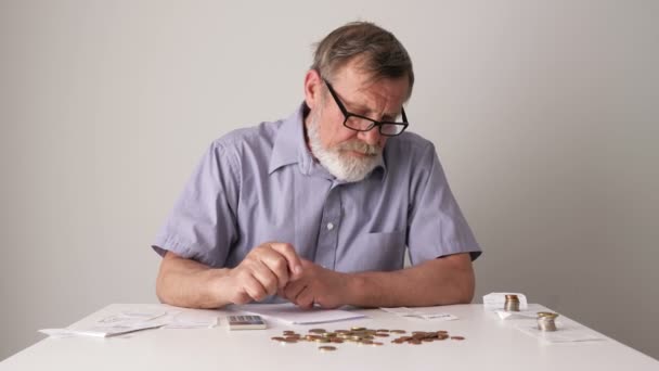 Un vieil homme compte ses économies. Il est très contrarié. Pandémie de coronavirus . — Video