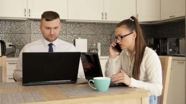 Negocios en línea.Joven pareja casada trabajando en casa . — Vídeos de Stock