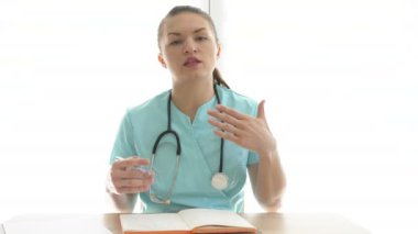 Çevrimiçi-konsultasyon. Genç bayan doktor tavsiye ediyor..