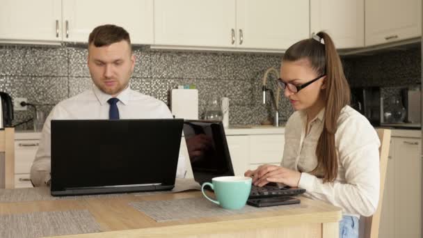Online business.Young 부부 가 집에서 일하고 있습니다. 부부간 의대 립. — 비디오