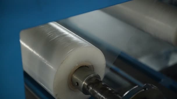 三明治面板的生产。夹芯板保护膜带. — 图库视频影像