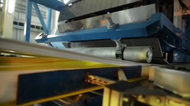 Sandviç paneli üretimi. İzlenen basın.