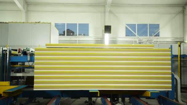 Sandwichpaneel productie. Proces tot stapel afgewerkte panelen. — Stockvideo