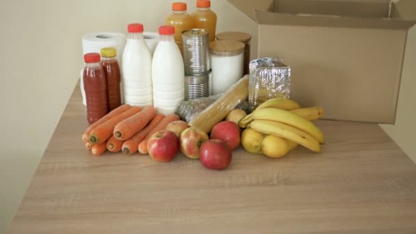 Conjunto de alimentos para la asistencia de caridad a los necesitados. Voluntariado . — Vídeos de Stock