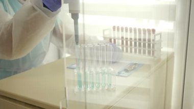 Laboratuvar teknisyeni kimyasal kan testi yapıyor. Sonuçları kaydet.
