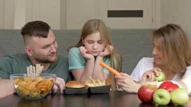 Her aile ferdinin kendi zevkleri vardır. Babam zevkle fast food yer, annem vejetaryendir. Kadın kızının sebze ve meyve yemesini istiyor..
