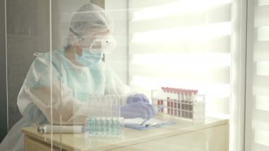 Laboratuvar teknisyeni kimyasal kan testi yapıyor. Sonuçları kaydet.
