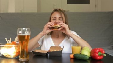 Güzel bir kadın bira içmekten ve fast food yemekten hoşlanır. Modern insanın beslenme sorunları..