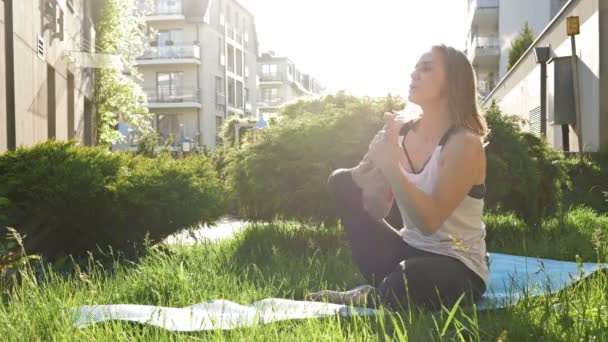Aktive junge Frau praktiziert Yoga an der frischen Luft. Gesunder Lebensstil. — Stockvideo