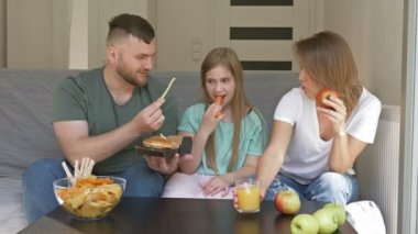 Annem vejetaryen yemeği yiyor ve kızını bununla tanıştırmak istiyor. Babam fast food sever ve genç kızına iyi davranır. Ne yazık ki baba için kız vejetaryen yemeği seçiyor..