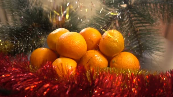 Año Nuevo. Composición navideña de mandarinas, ramas de árbol de Navidad y figuras navideñas — Vídeo de stock