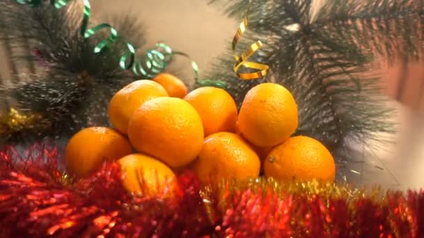 Ano Novo. Composição de Natal de tangerinas, galhos de árvore de Natal e figuras de Natal — Vídeo de Stock