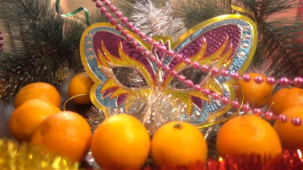 Новый год. Рождественская композиция мандаринов, ветвей елки и рождественских фигурок — стоковое видео