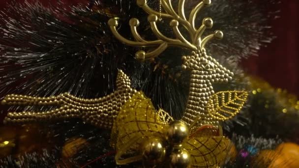 Nový rok. Vánoční složení mandarinky, větví vánoční strom a vánoční postavy — Stock video