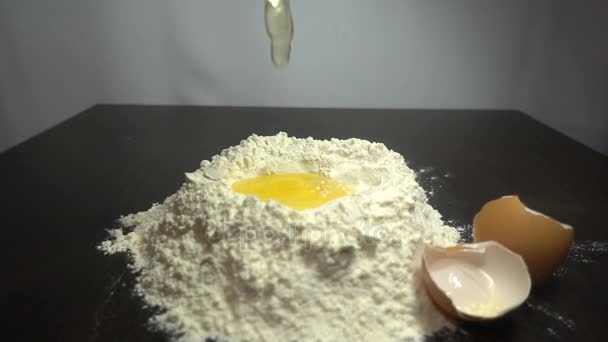 Ägg som droppat in mjöl, Slowmotion Hd — Stockvideo