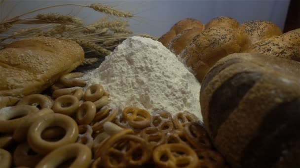 Mąka, pieczywo i kłosy pszenicy zamknąć Hd — Wideo stockowe