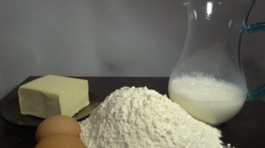 Buğday, un, süt, yumurta ve tereyağı ahşap bir masa üzerinde yakın Hd