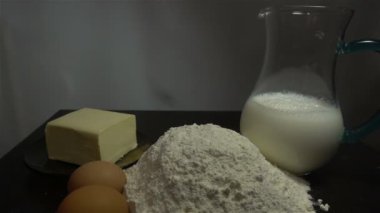 Buğday, un, süt, yumurta ve tereyağı ahşap bir masa üzerinde yakın Hd