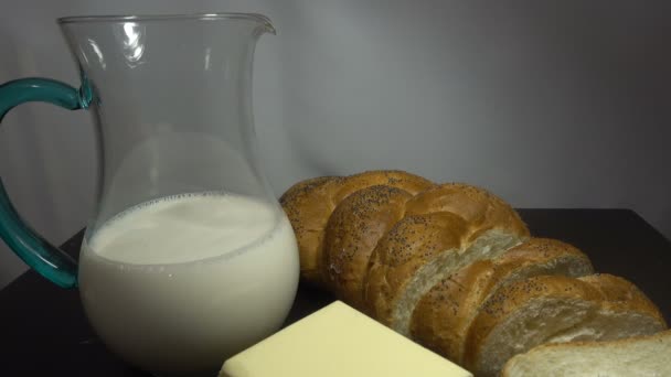 Kenyér, a tej és a vaj, fából készült tábla, szoros Hd — Stock videók