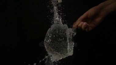 Su balonu iğne ağır çekim Hd kullanarak attı