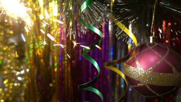 Navidad y la decoración de año nuevo. Colgando Bauble cerca. Luces de Navidad brillan en el árbol . — Vídeos de Stock