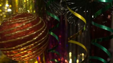 Noel ve yılbaşı dekorasyon. Önemsiz şey yakın asılı. Noel ışıkları pırıltı ağaç.