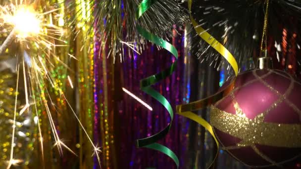 Décoration de Noël et Nouvel An. Suspendre Bauble de près. Lumières de Noël Twinkle Dans L'arbre . — Video